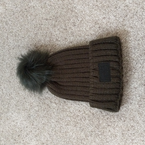 Women's Under Armour beanie - Picture 1 of 2
